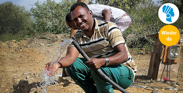 Mann, der Zugang zu Wasser legt