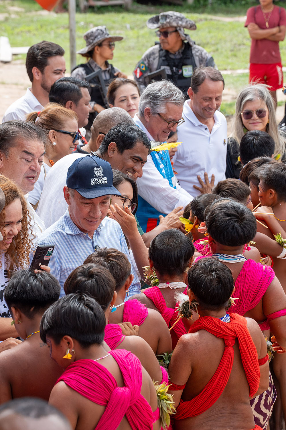 Auch Gouverneur des Bundesstaats Roraima war eigens angereist und wird durch Frauen der Yanomami begrüßt