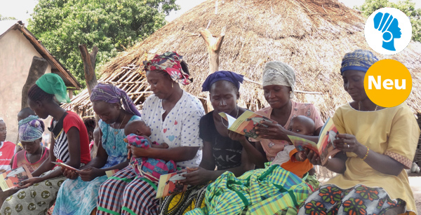 Einige Frauen mit dem Goldenen Buch in Guinea-Bissau