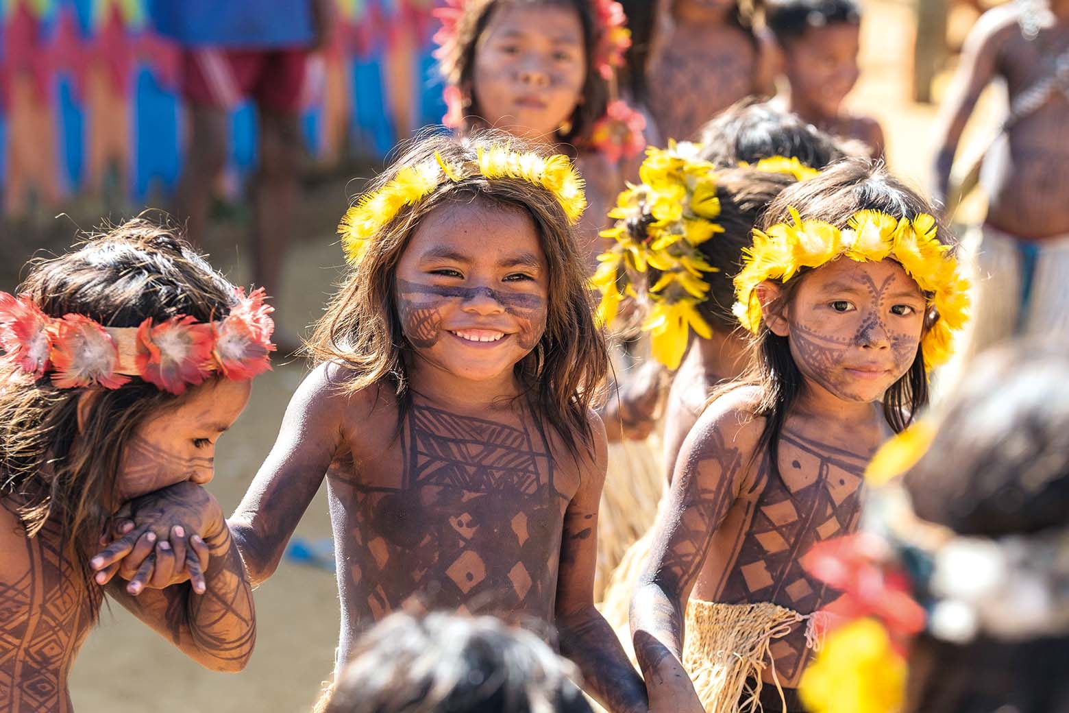 Kinder der Munduruku mit traditionellem Federschmuck